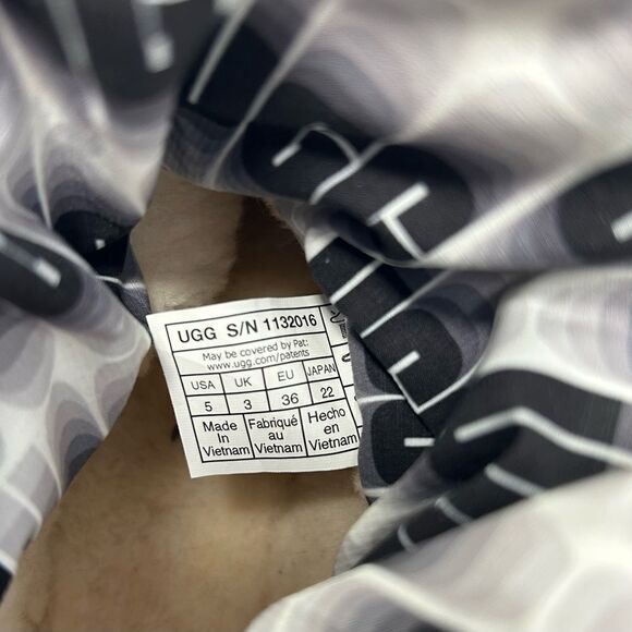 UGG Classic Maxi Boots NEW! - Picture 9 of 10